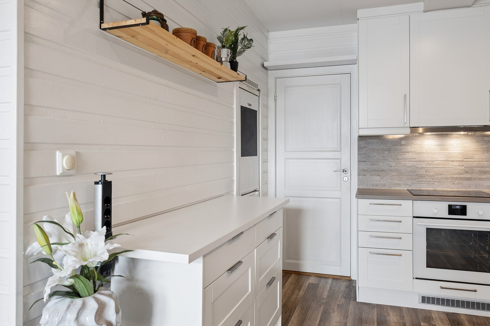 Kjøkkenviften har avtrekk ut, som er en effektiv løsning for ventilasjon under matlaging. Galleribilde