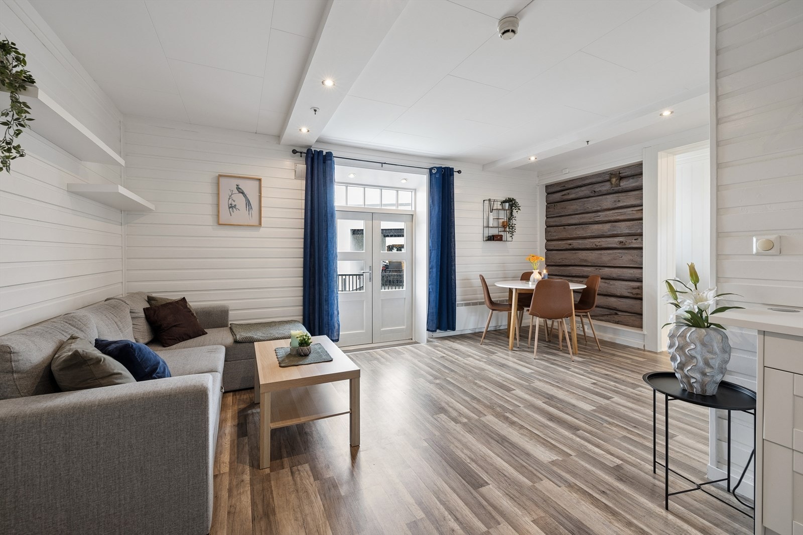 Stuen har plass til både sofagruppe og spisebord. Galleribilde