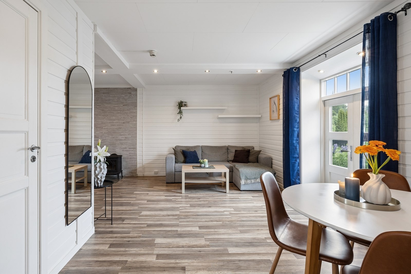 Fra stuen er det utgang til en sørvestvendt terrasse. Eiendommen ligger i et attraktivt område med kort vei til strandpromenaden langs Mjøsa. Galleribilde