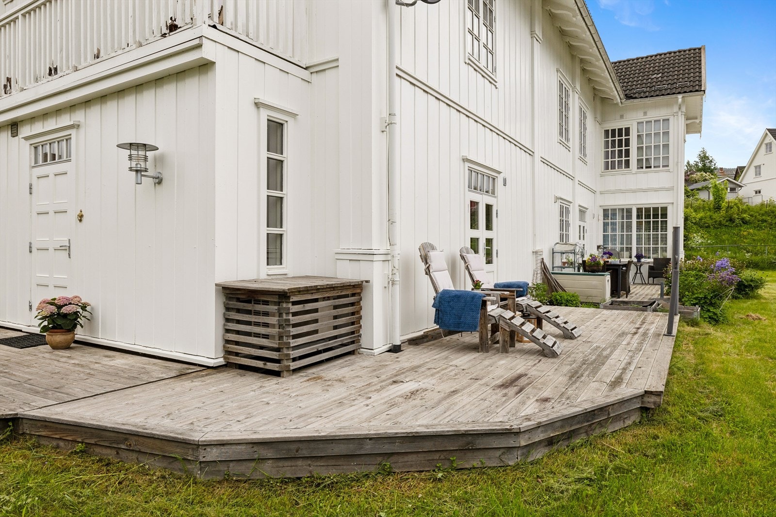 Uteplassen ligger skjermet til, med direkte tilknytning til leiligheten og fellesarealene. Galleribilde