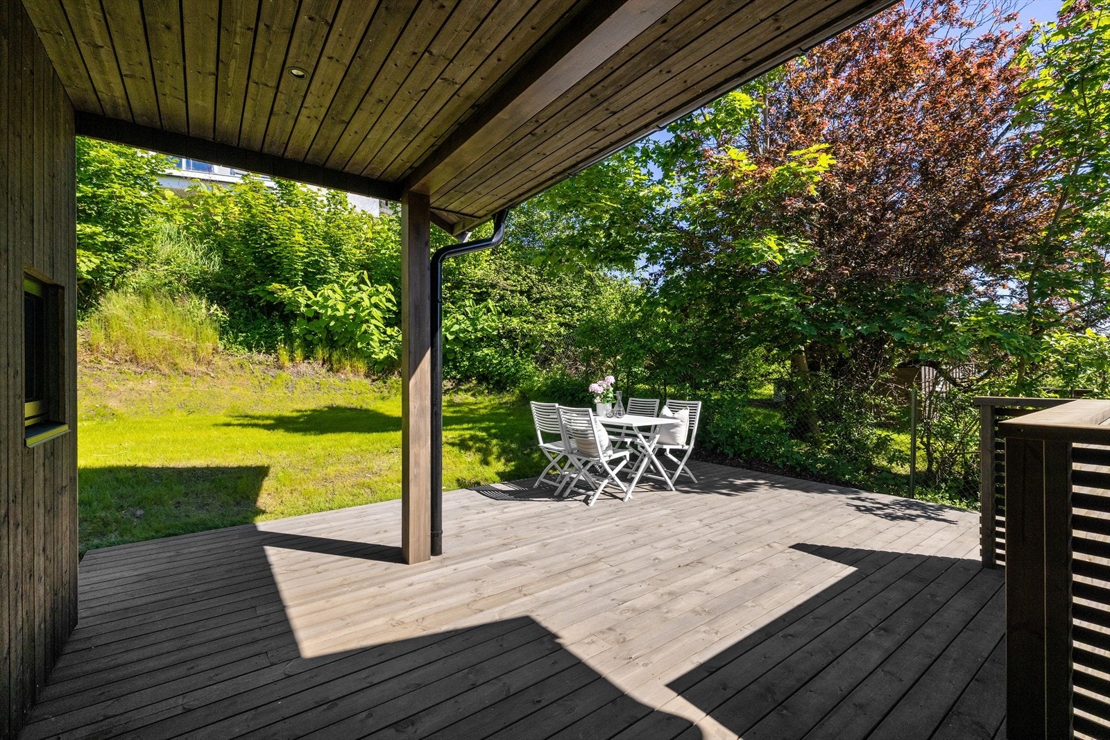 Det er store, gjennomgående terrasseområder mot øst og vest med flere loungesoner hvor man kan flytte seg med solen fra tidlig morgen til sen kveld. Galleribilde