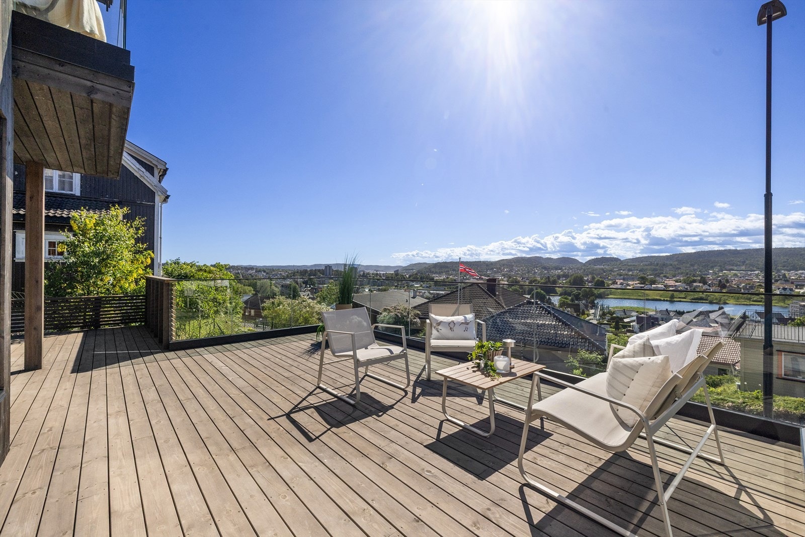 Det er store, gjennomgående terrasseområder mot øst og vest med flere loungesoner hvor man kan flytte seg med solen fra tidlig morgen til sen kveld. Galleribilde