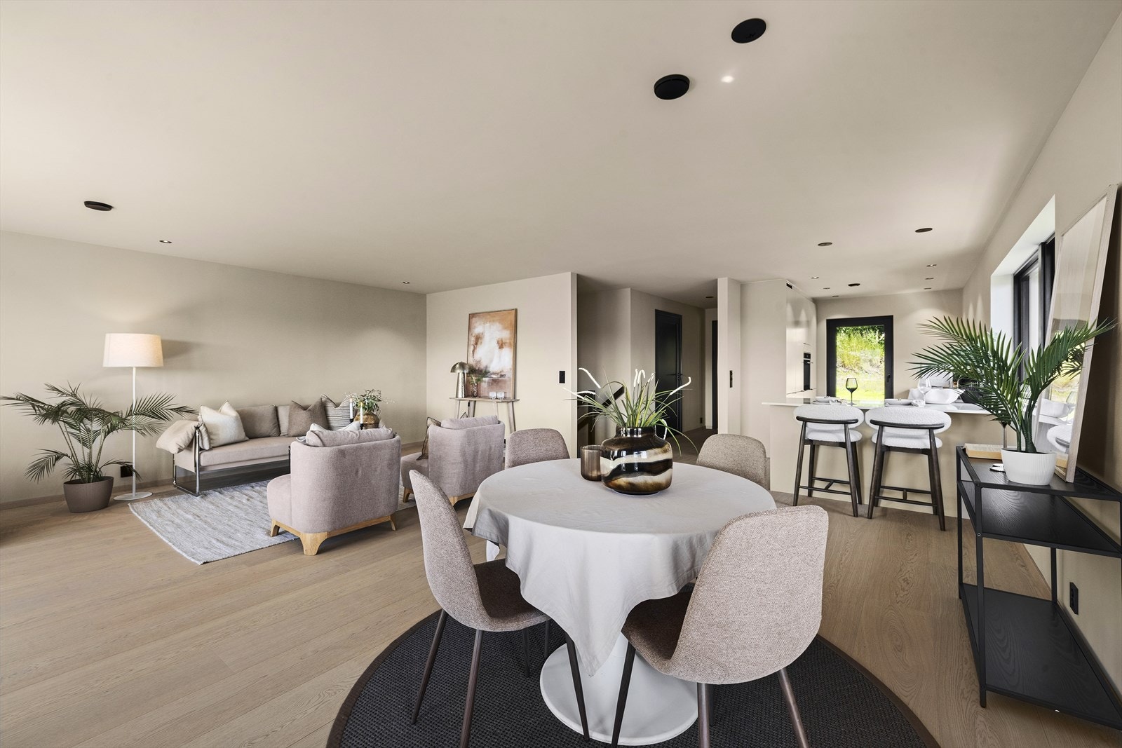 Denne nydelige funkisperlen fremstår som særdeles innbydende og gjennomført, med moderne arkitektur og praktiske romløsninger i to flotte etasjer. Galleribilde