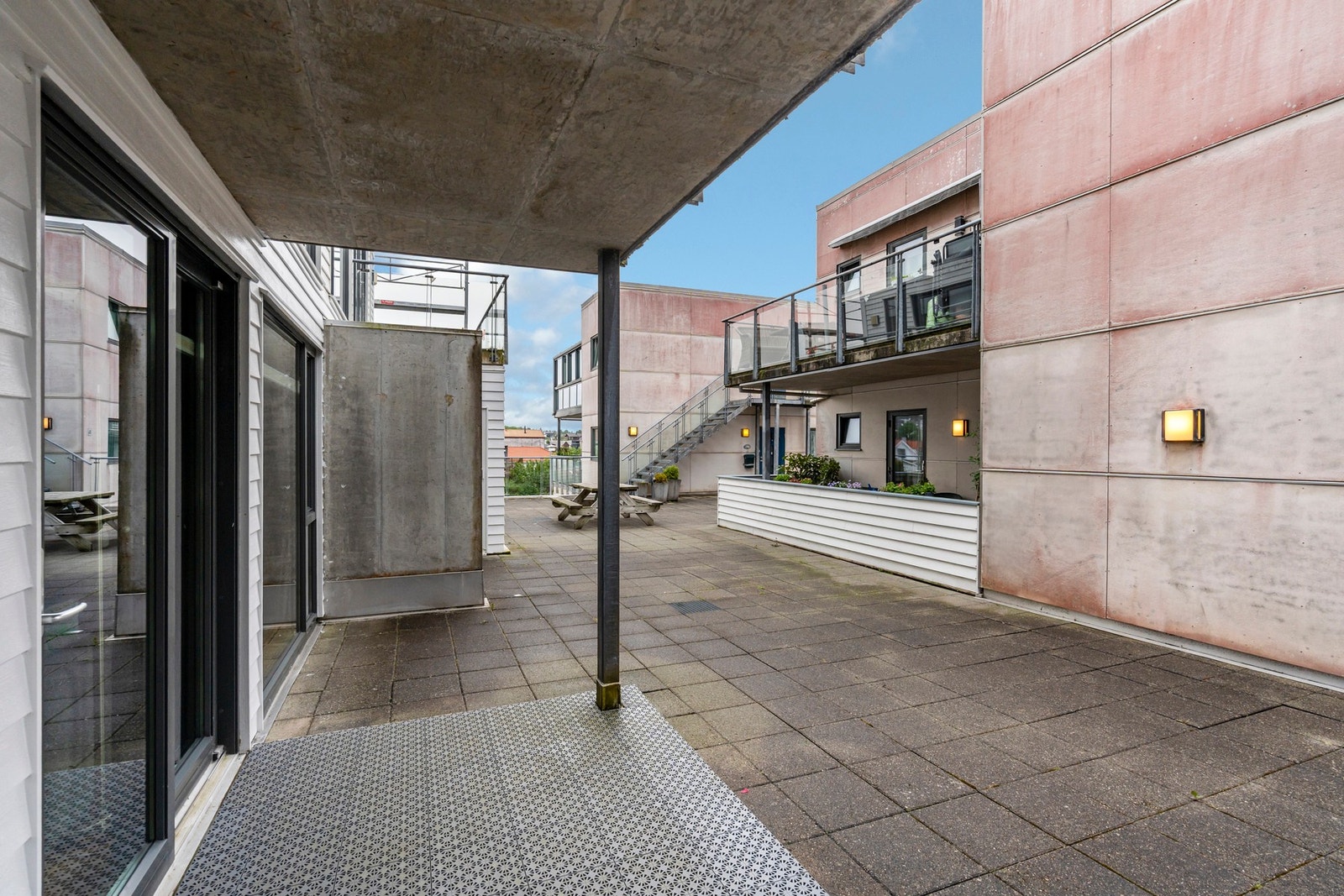 - Fra stue er det utgang til terrasse og fellesområde - Galleribilde