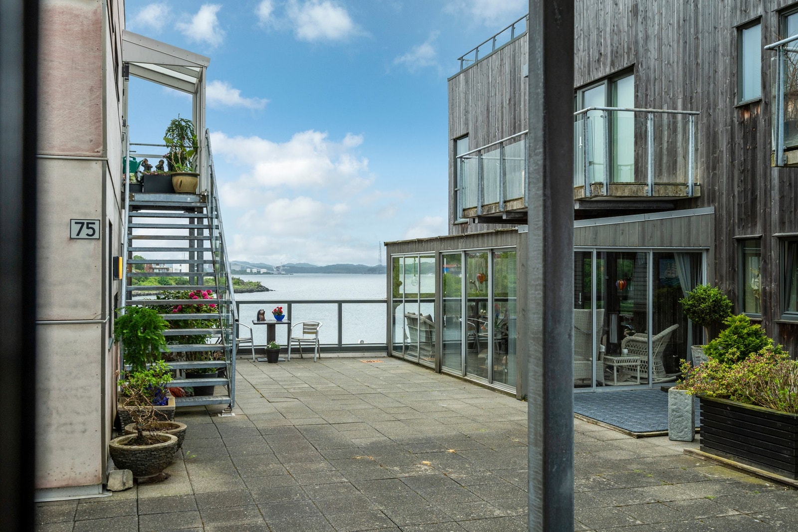 - Sjøutsikt utover fellesområde fra kjøkkenet - Galleribilde