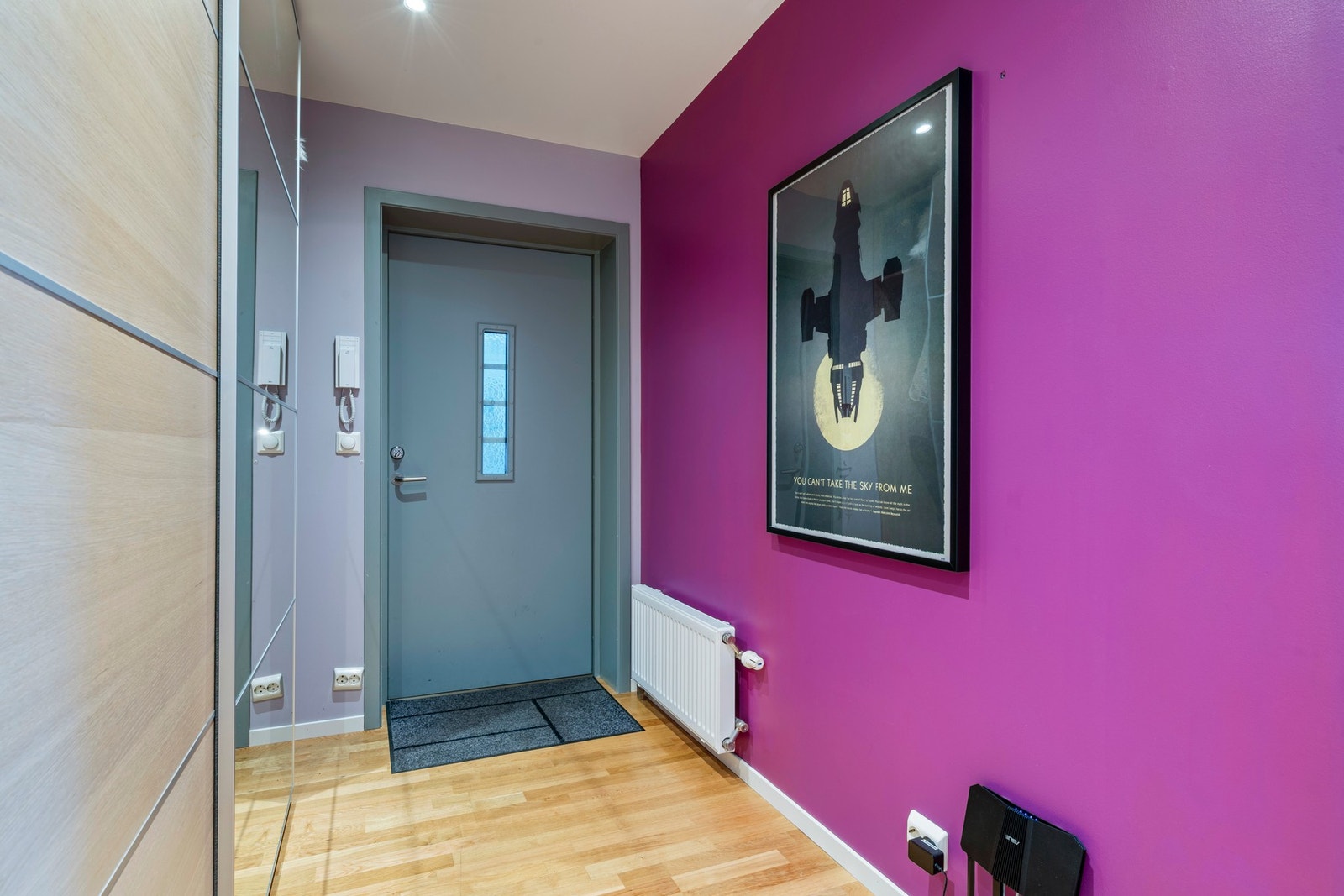 Entre/gang på ca. 10m2 med gode plass for gardeobeløsning (NB! garderobe medfølger ikke i salget) - Galleribilde