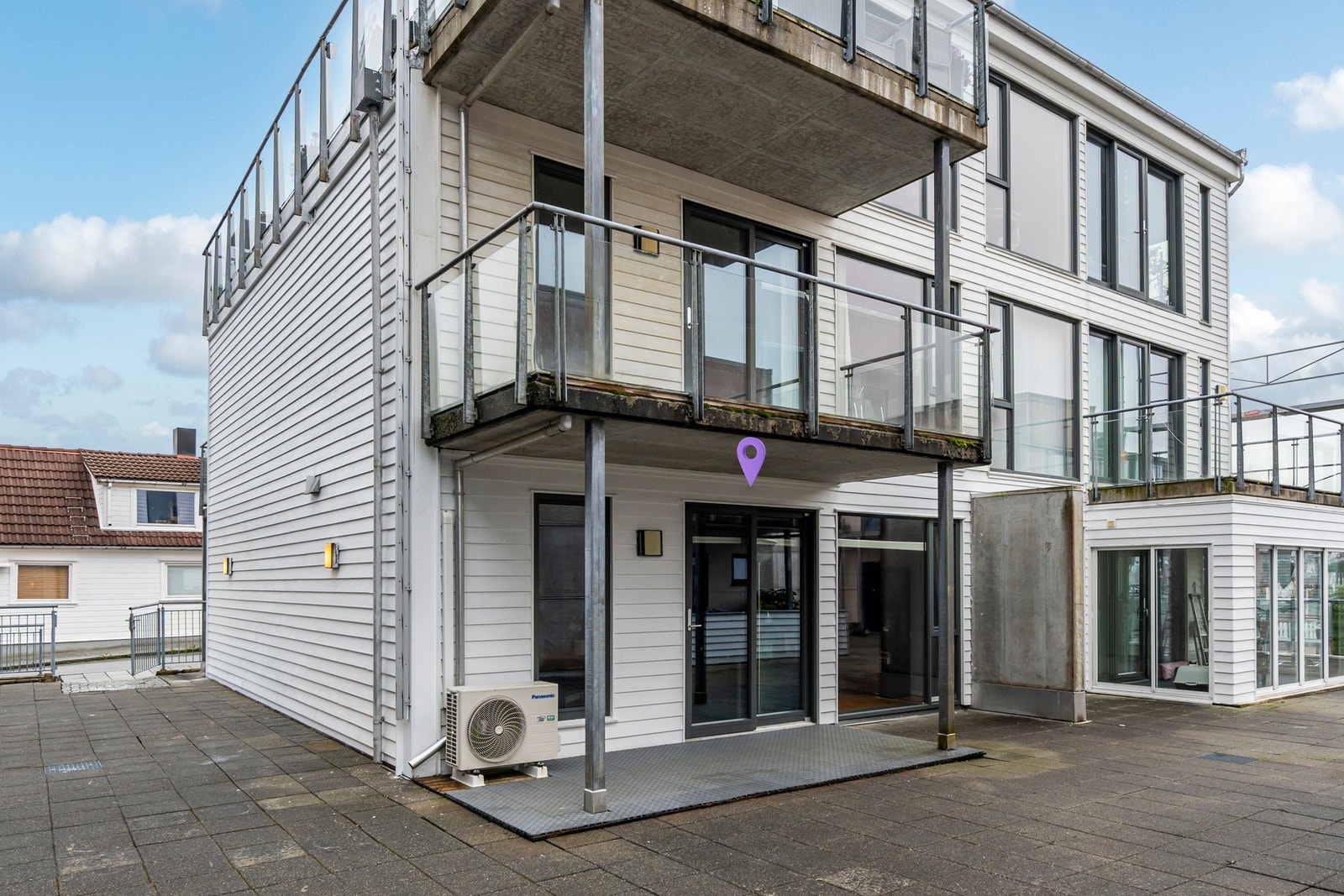- Leiligheten ligger på bakkeplan med lett tilkomst. Terrasse med sjøutsikt! - Galleribilde
