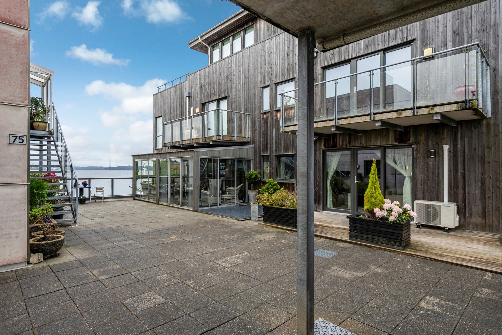 - Sjøutsikt fra egen terrasse - Galleribilde