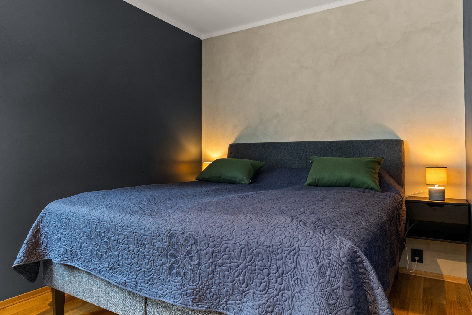 Soverom med skyvedørsgarderobe Galleribilde