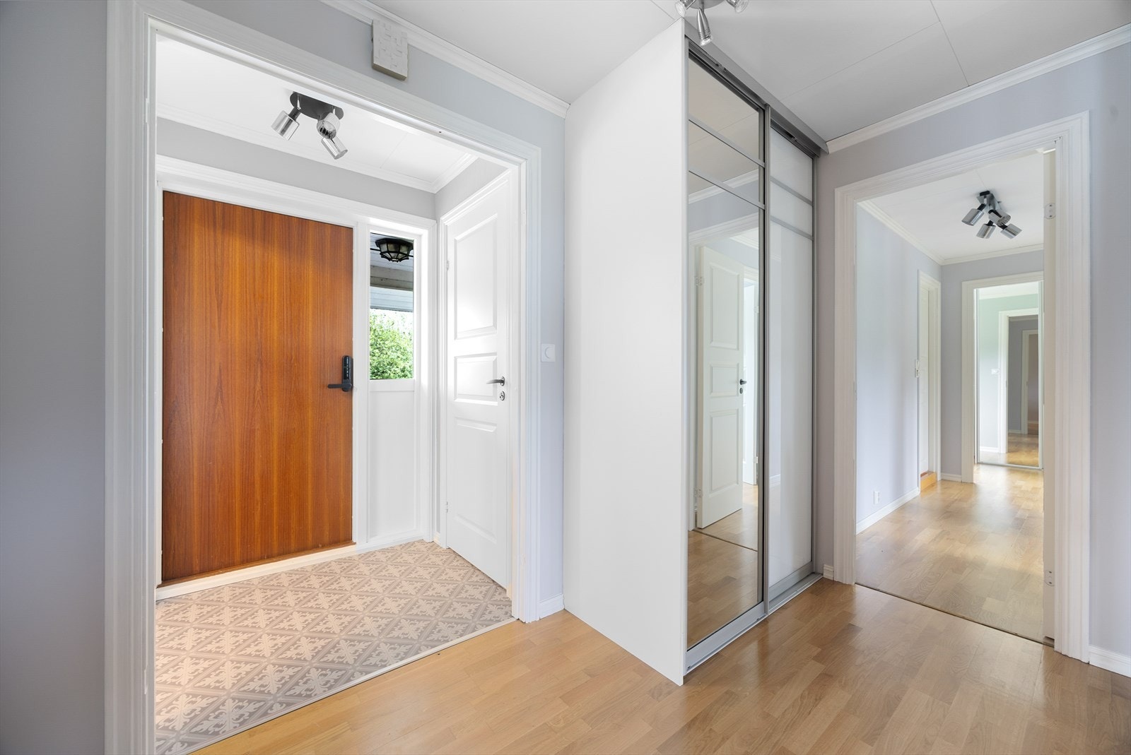 Entréen har en romslig skyvedørsgarderobe med speilfronter for effektiv oppbevaring. Galleribilde