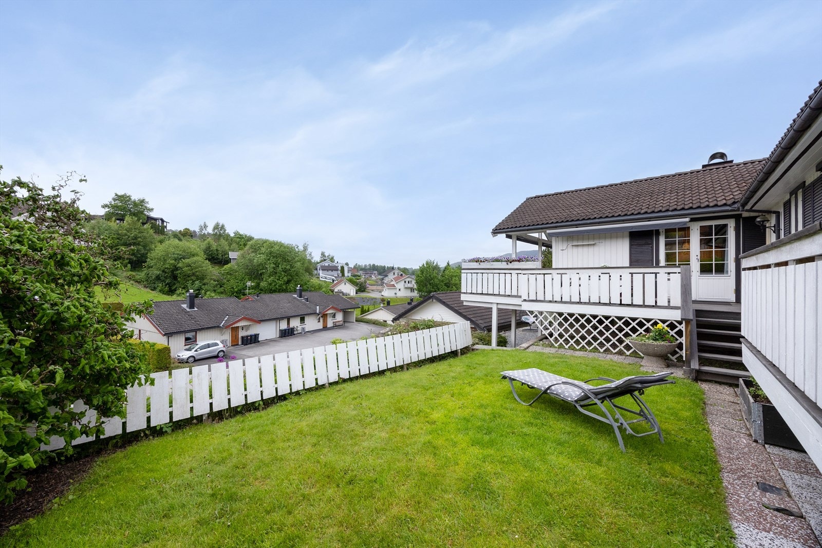 Terrasse ut fra stue er utvidet, og det er etablert balkong ut fra soverom. Tiltakene er utført uten at dette er søkt om og uten at eventuell nødvendig godkjennelse er gitt av kommunen. Galleribilde
