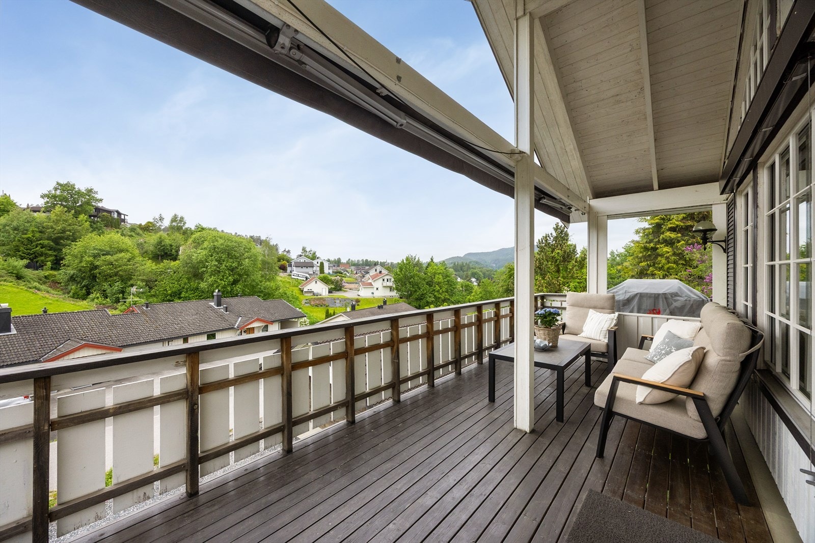 Terrassen strekker seg langs store deler av husets langside. Totalt har eiendommen 41 m² med terrasse- og balkongareal. Galleribilde