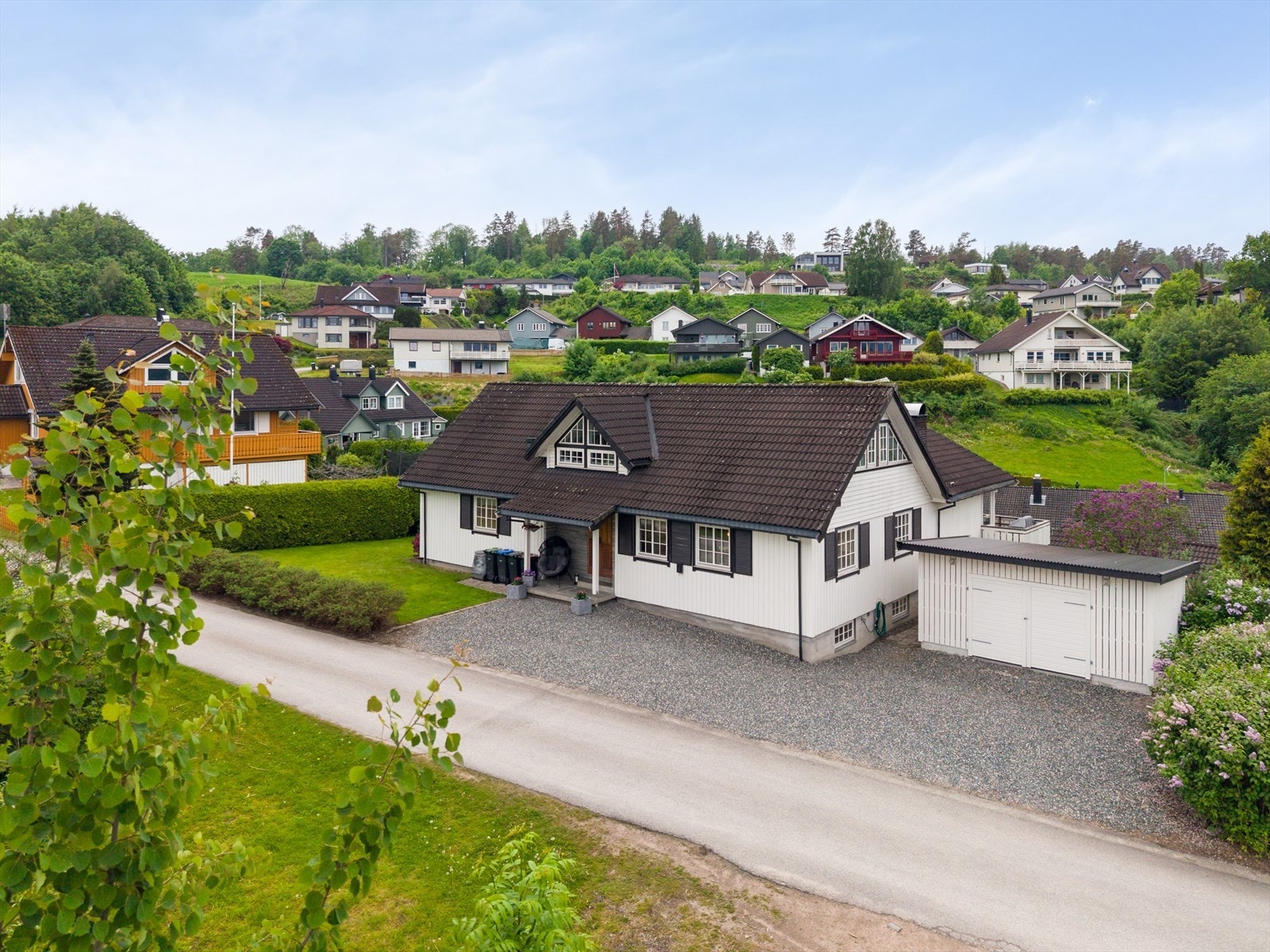 Eiendommen ligger i et etablert og familievennlig boligområde i Ulefoss. Galleribilde