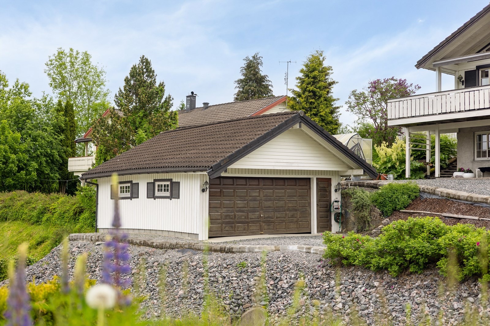 Dobbelgarasje på 43 m² fra 1990, med automatisk portåpner og separat gangdør. Galleribilde
