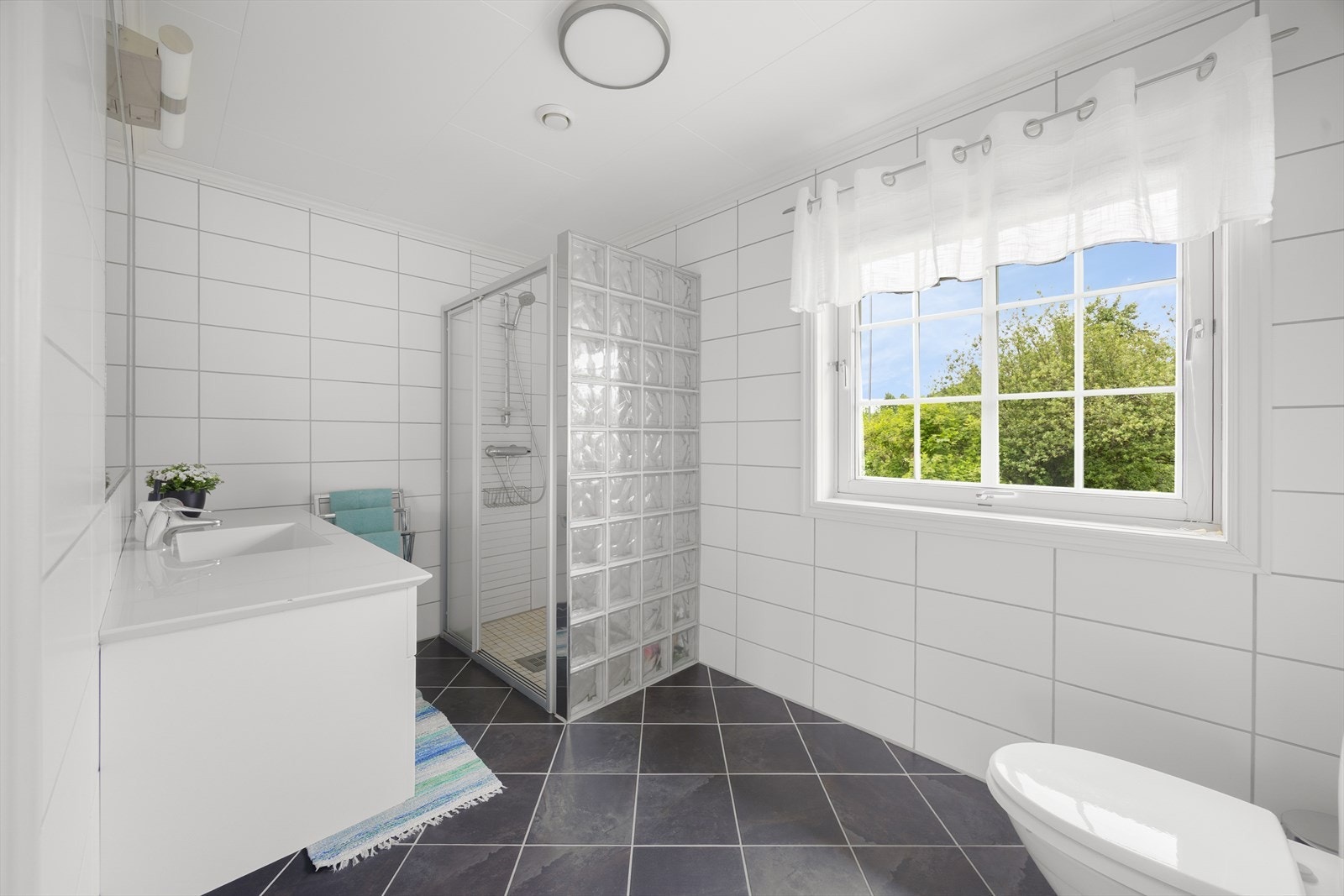 Badet i første etasje er fra 2009 og har flislagte vegger og gulv med gulvvarme. Galleribilde