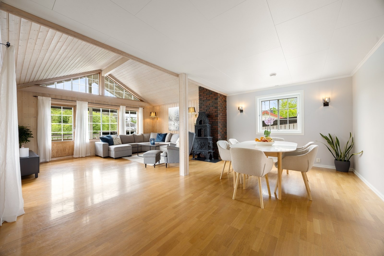 Stuen er romslig med plass til både sofagruppe og spiseplass. Gulvet er av parkett, og veggene har en kombinasjon av panel og malte overflater. Galleribilde