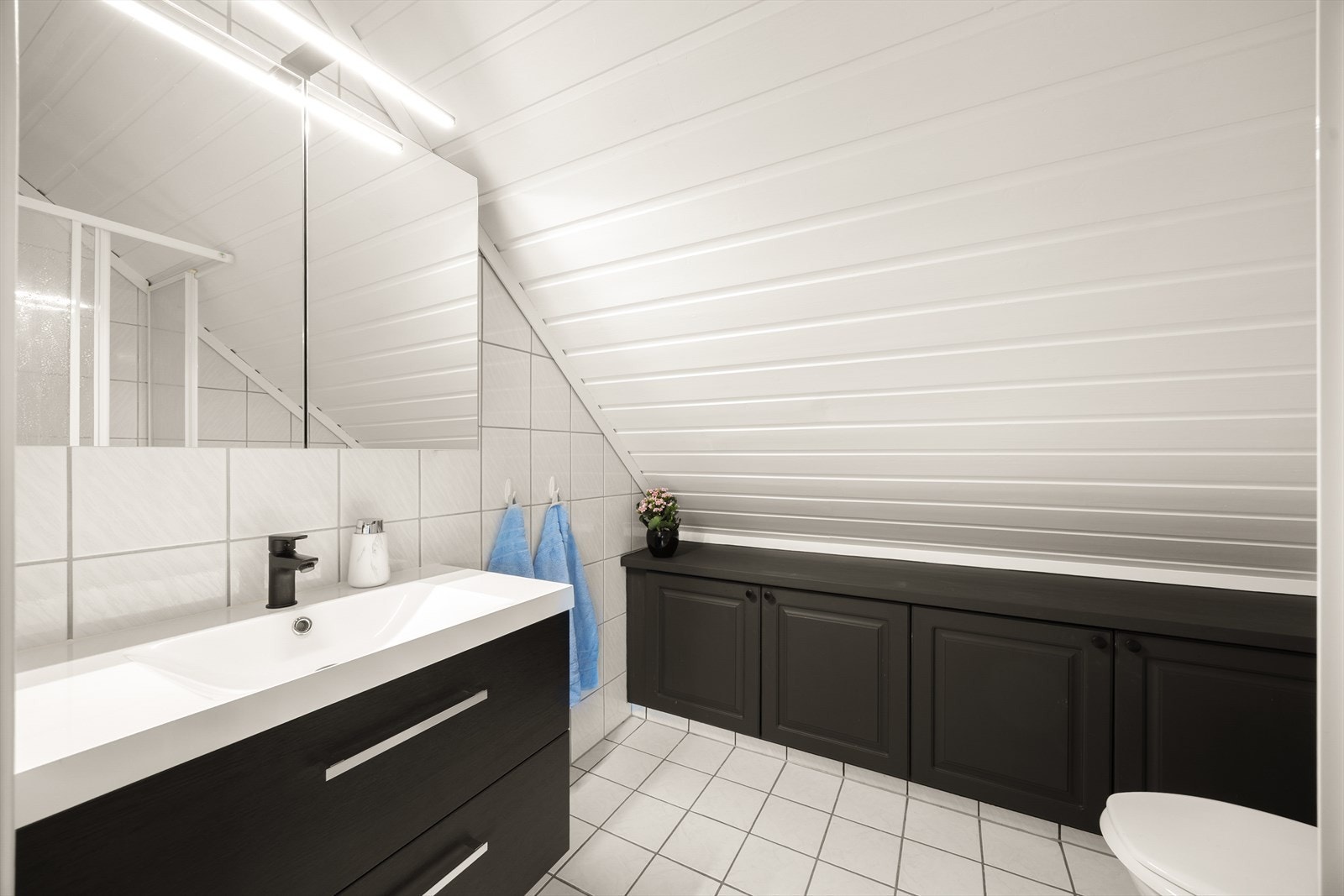 Badet i andre etasje er fra 1998 og har flislagt gulv med gulvvarme. Galleribilde