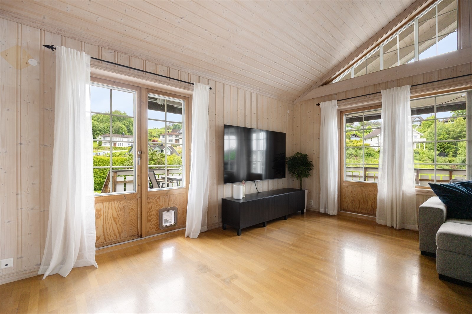 En luft-til-luft varmepumpe fra cirka 2013 er montert ved trappen i første etasje og bidrar til oppvarming. Galleribilde