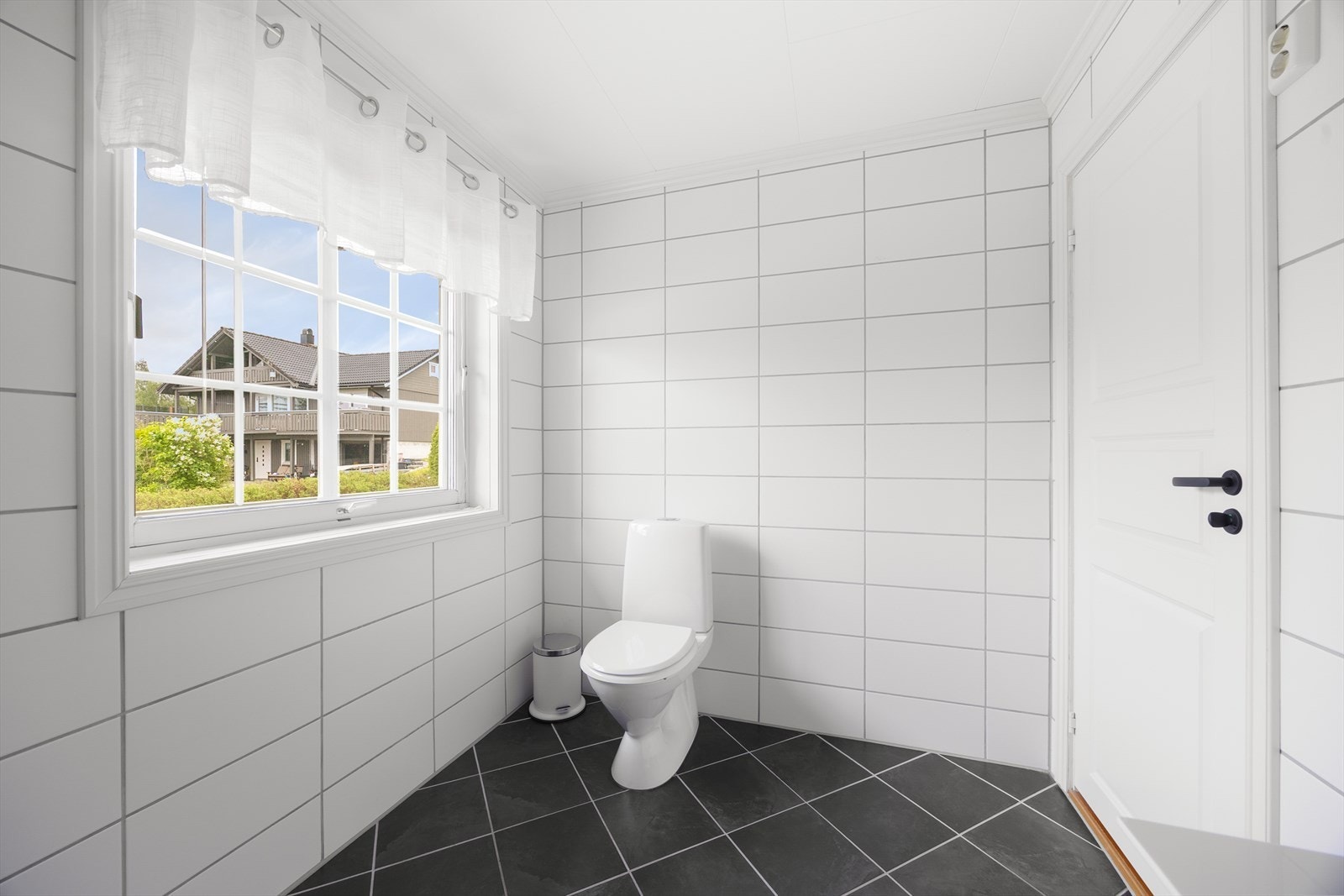 Badet er tilknyttet boligens ventilasjonssystem. Galleribilde