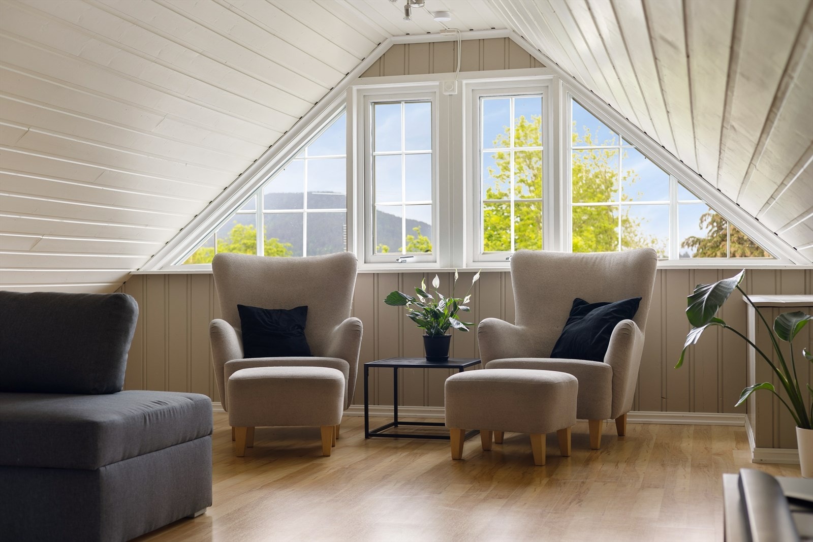 Vinduene i gavlveggen gir godt med dagslys til loftstuen. Galleribilde