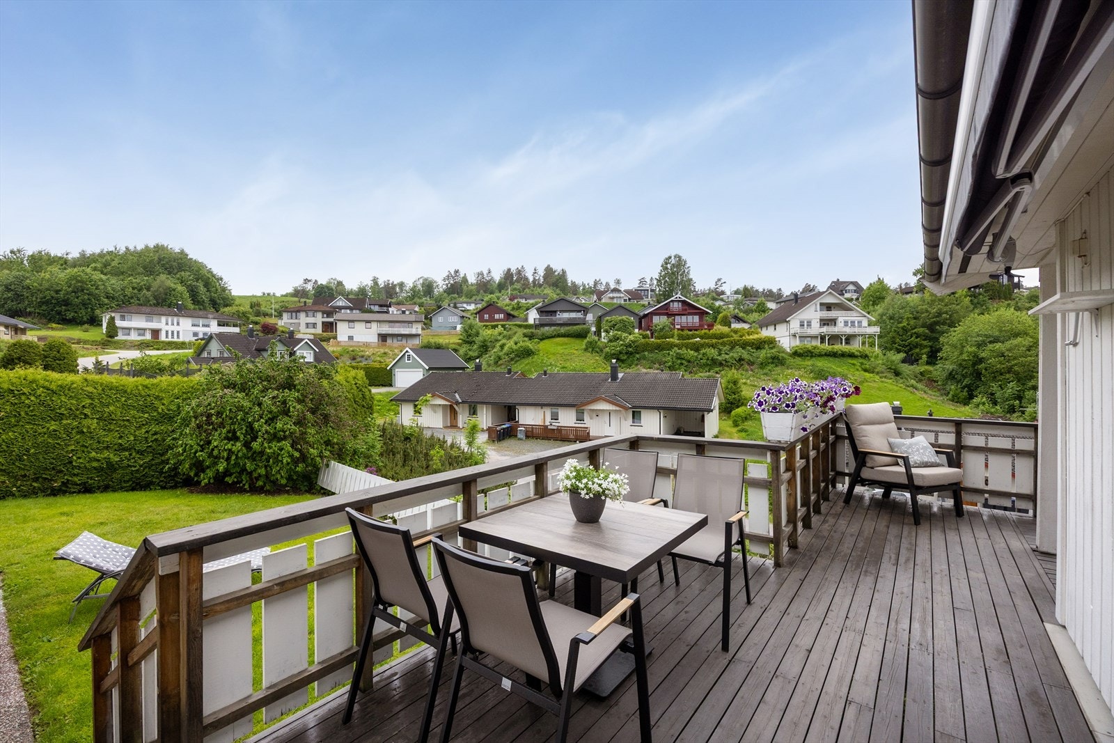Terrassen har rikelig med plass for utemøbler, og er en av flere uteplasser på eiendommen. Galleribilde