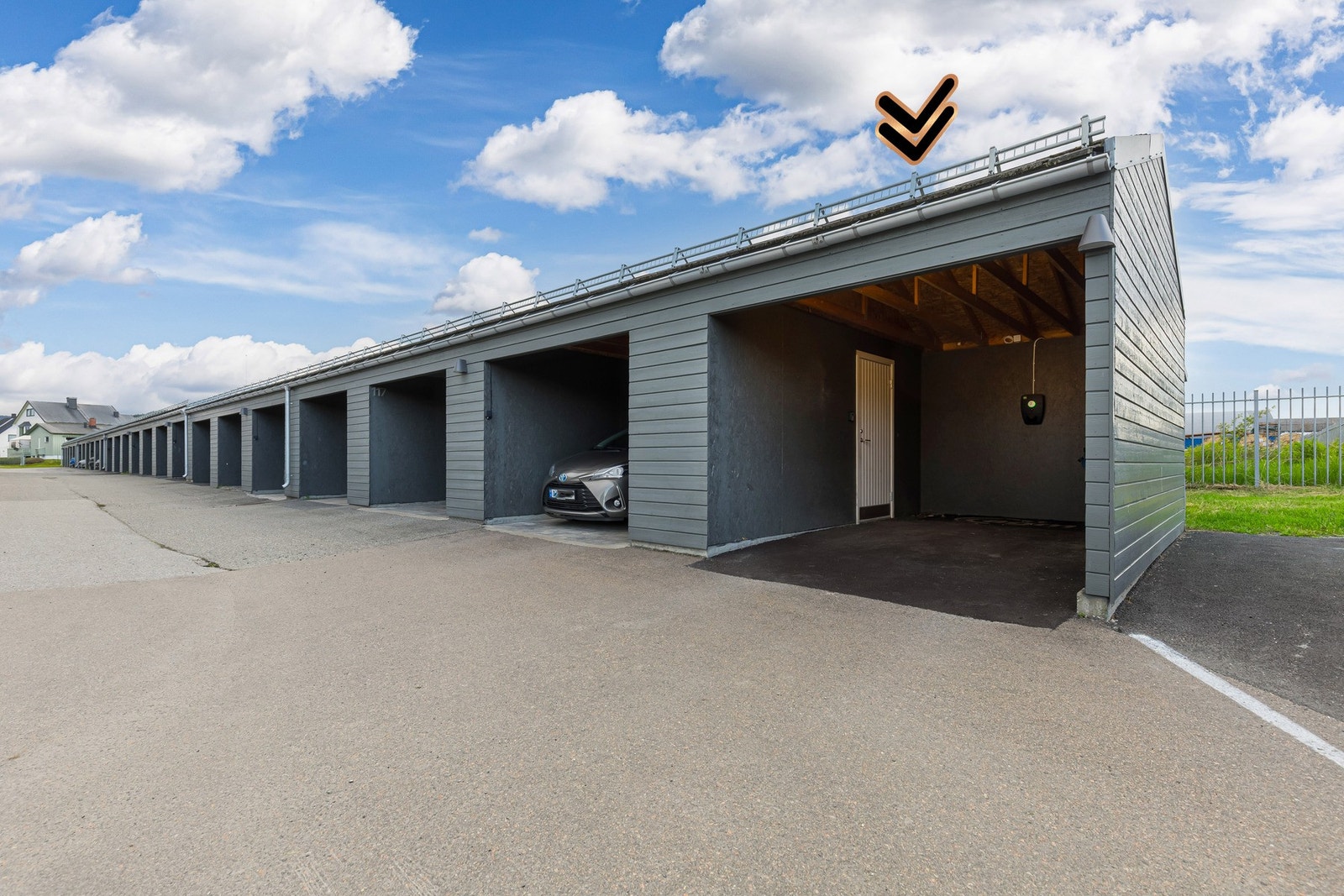 Boligen disponerer egen carport med svært attraktiv plassering som endeseksjon i carportrekken. Carporten har asfaltert dekke og tilhørende sportsbod med strømuttak, noe som gir gode oppbevaringsmuligheter for sykler, verktøy og sesongutstyr. Galleribilde