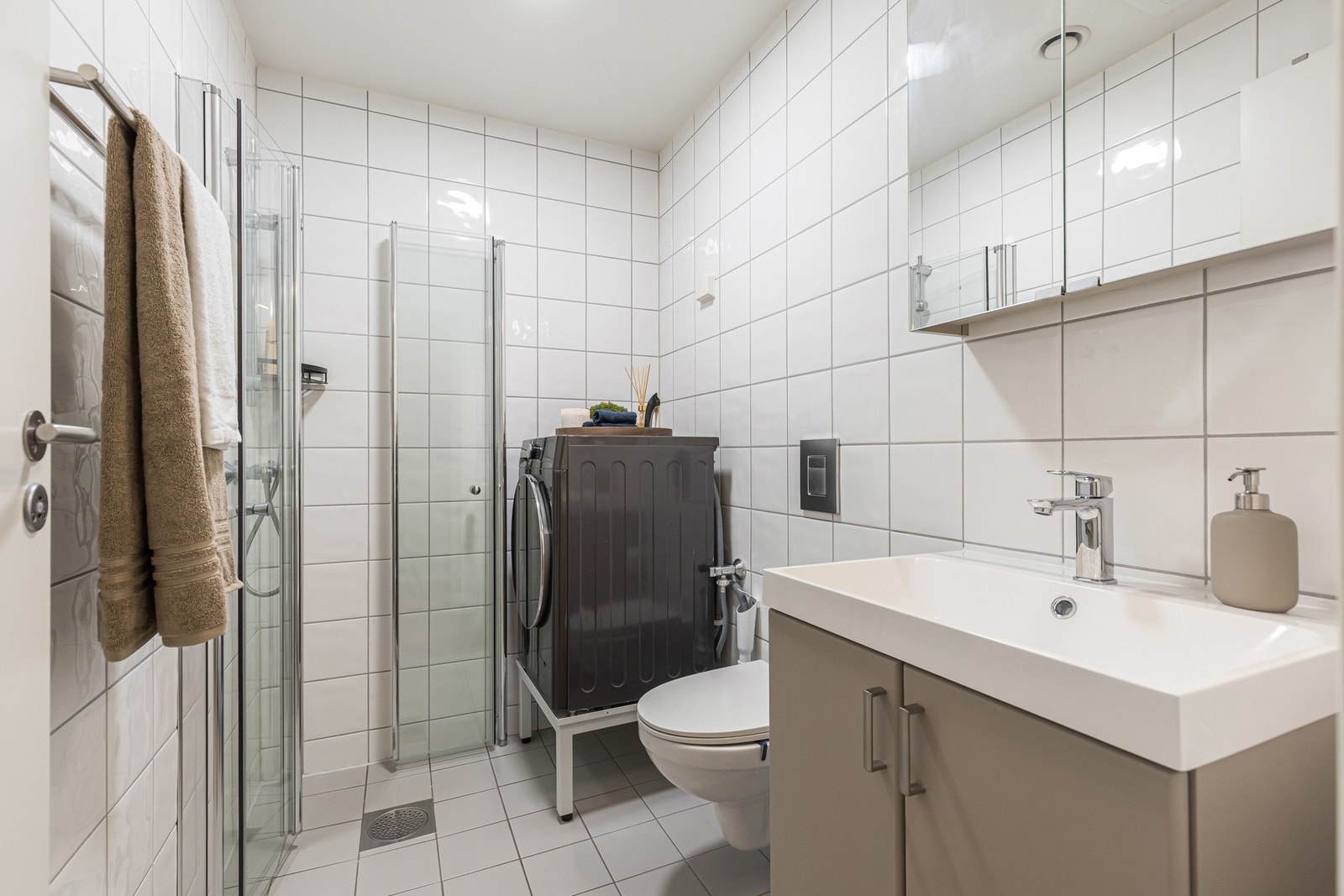 I 2026 ble badet oppgradert med ny servant, nytt blandebatteri og nye dusjdører. Det er også montert ny belysning. Innredningen består av servant med underskap, speilskap med oppbevaringsmuligheter og dusjhjørne med glassdører. Galleribilde