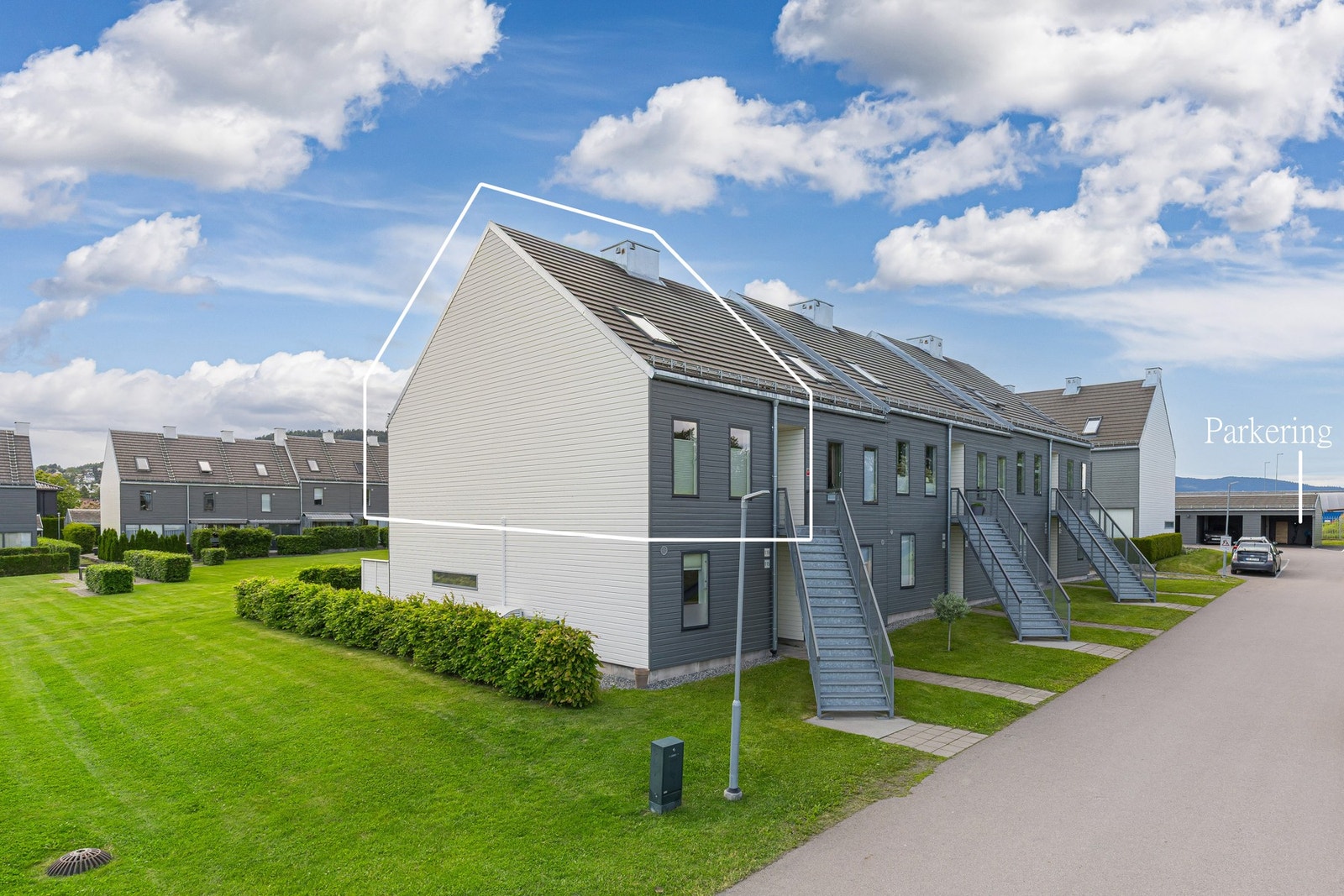 Strandtunet 119 har en attraktiv og sentral beliggenhet på Lierstranda, i et etablert og familievennlig boligområde med kort vei til det meste av det daglige servicetilbudet. Galleribilde