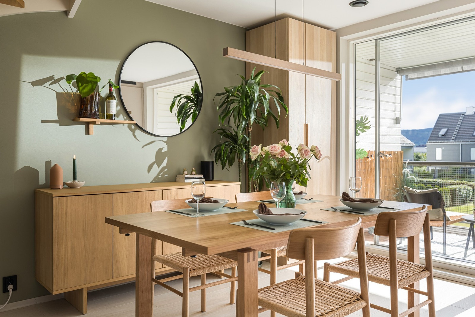 Den åpne stue- og kjøkkenløsningen skaper et sosialt og innbydende oppholdsrom med utgang til en romslig, overbygget terrasse med gode solforhold og utsyn mot sameiets grønne fellesområder. Galleribilde