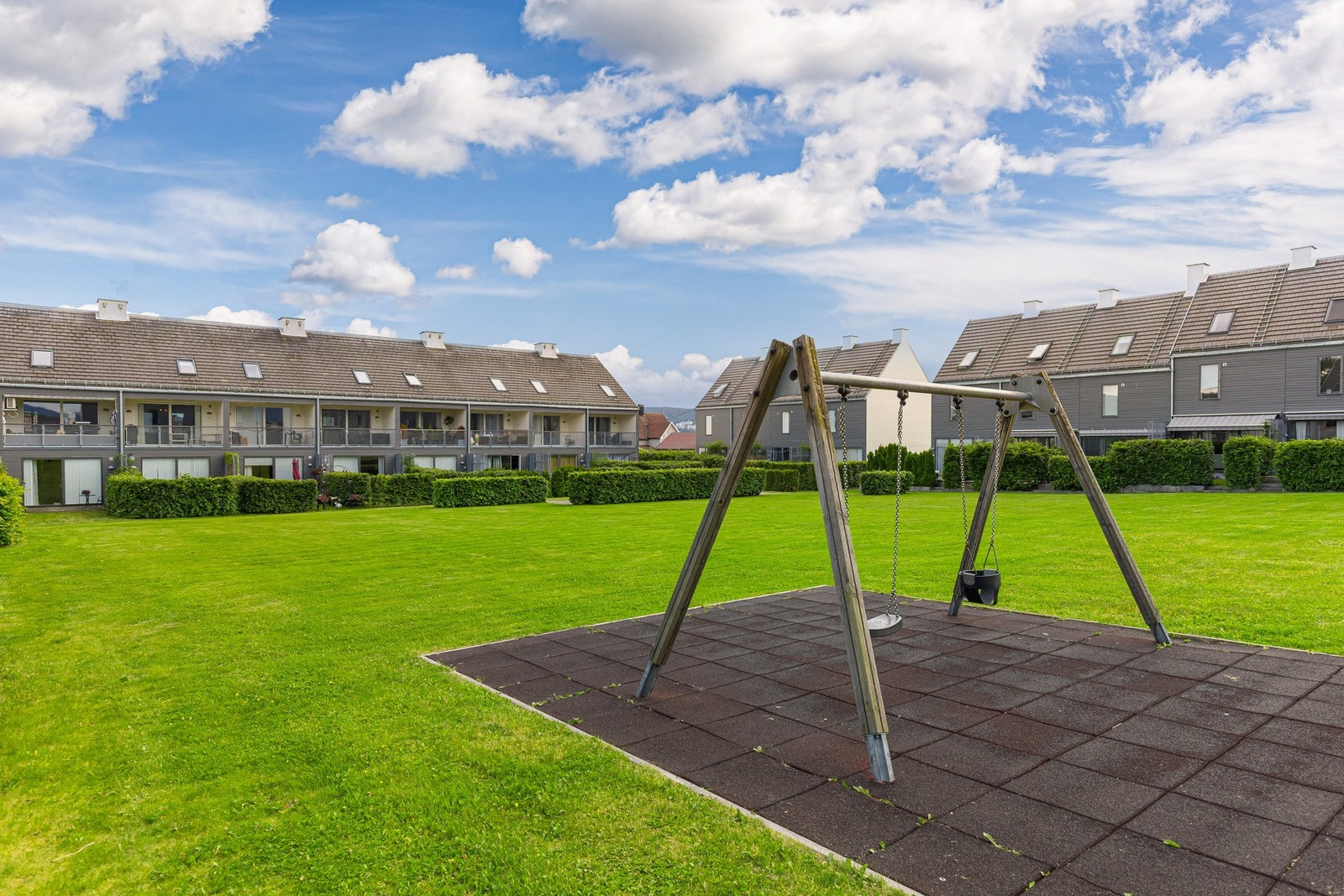 Kombinasjonen av private uteplasser og store felles grøntområder gir beboerne det beste fra to verdener - en skjermet terrasse til eget bruk og flotte fellesskapsarealer som skaper trivsel og et hyggelig bomiljø for hele sameiet. Galleribilde
