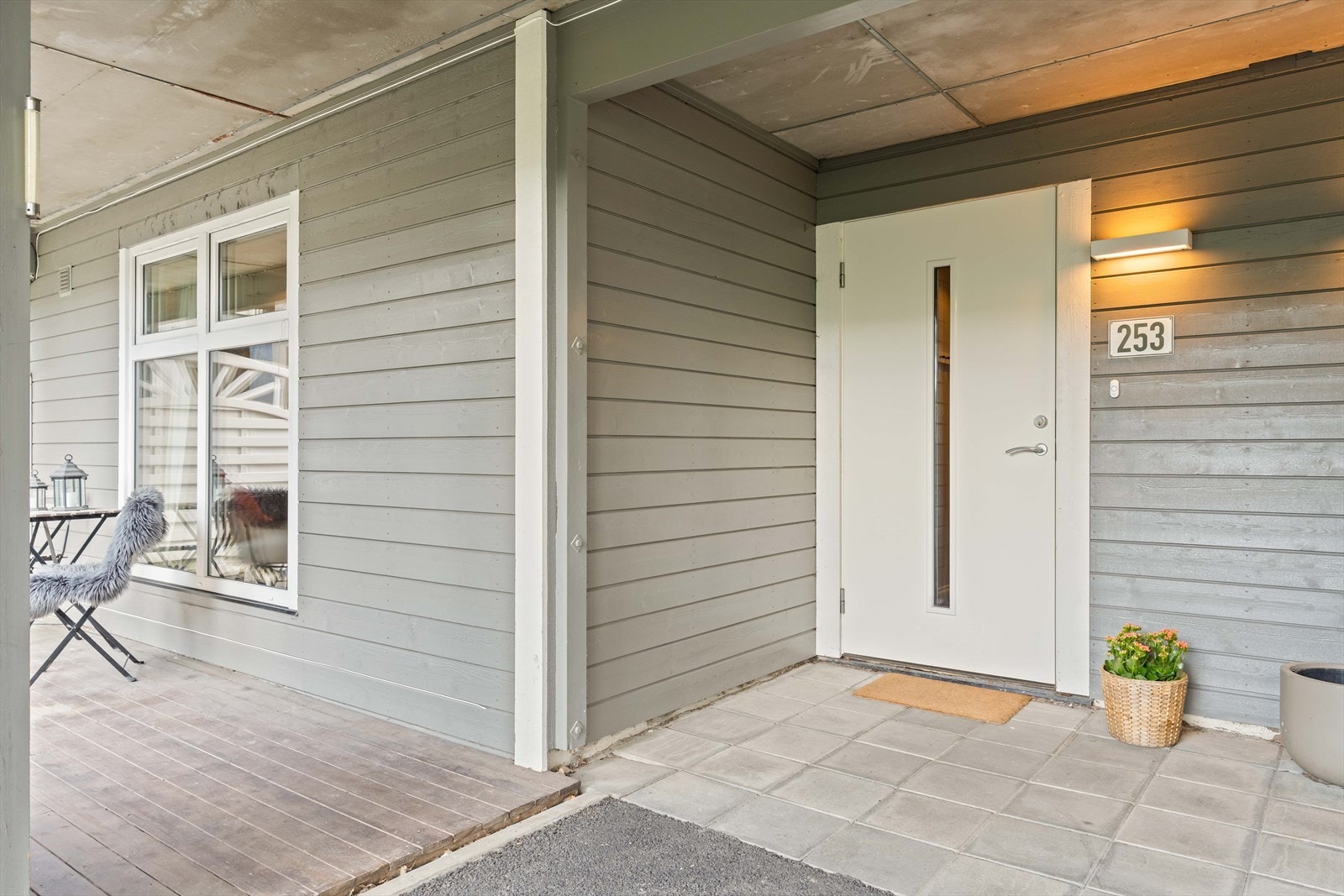 I tilknytning til den overbygde entréen har du også en egen terrasse. Galleribilde