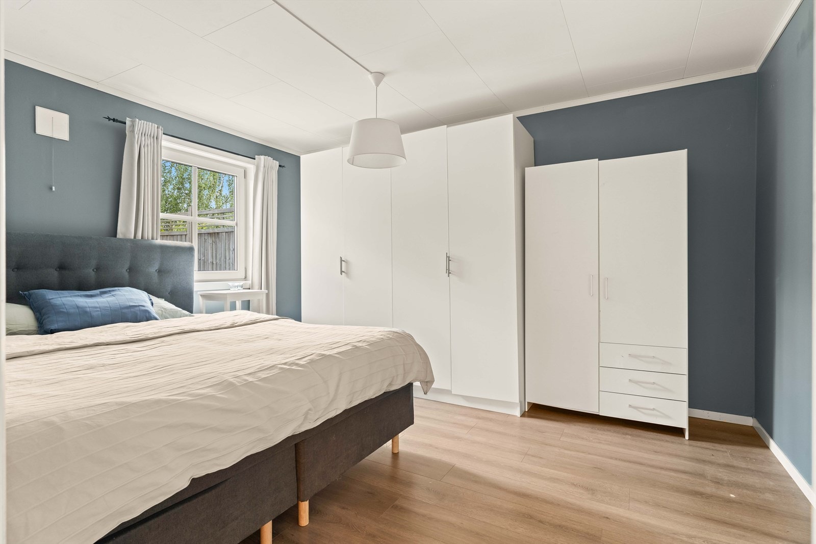Det er rikelig med oppbevaringsplass i flere garderobeskap. Galleribilde