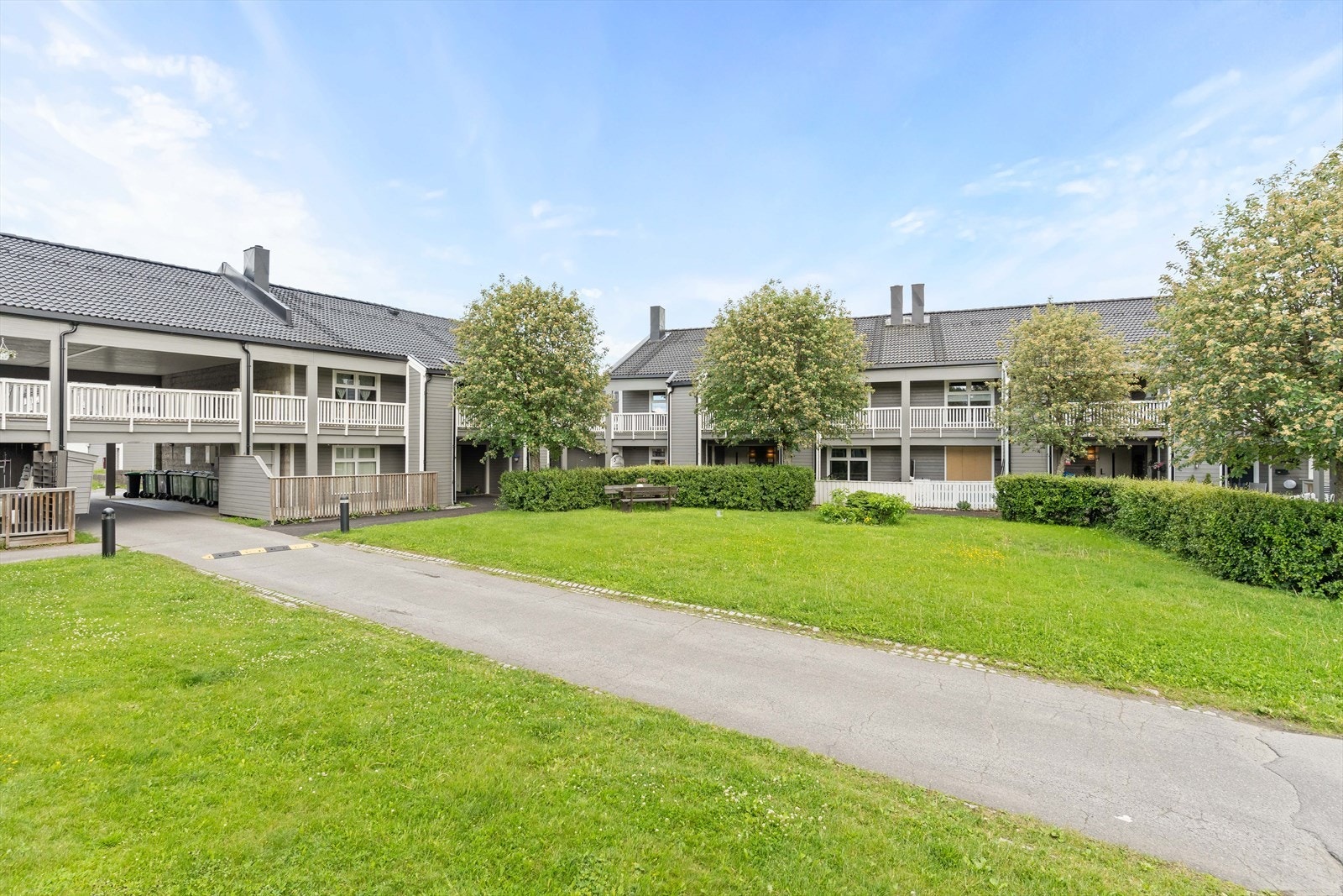 Velkommen til Sørlia borettslag! Her har du store, grønne fellesarealer til glede for beboerne. Galleribilde