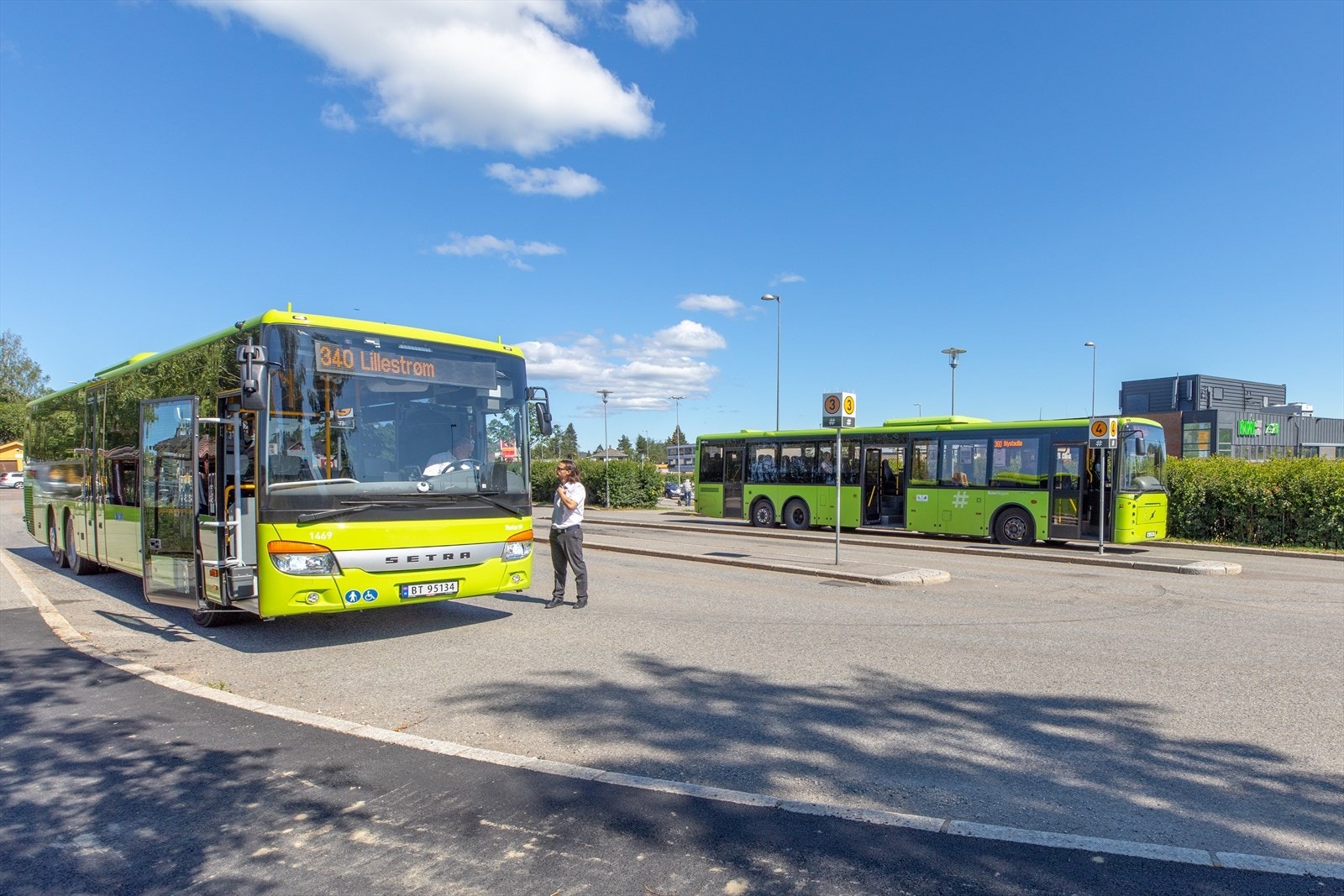 Det er ca. 2 minutt gange fra boligen til busstopp med halvtimesavganger til Økern i Oslo. Galleribilde