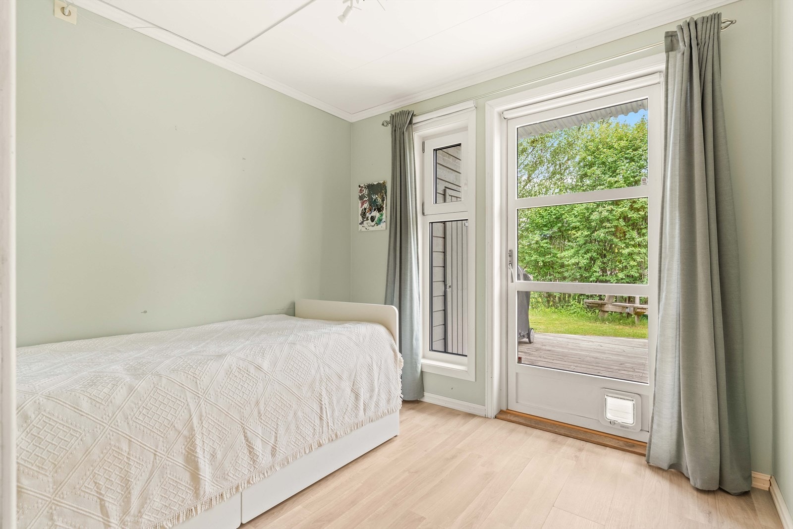 Soverom 2 er malt i en dus grønntone, og har utgang til terrassen. Galleribilde