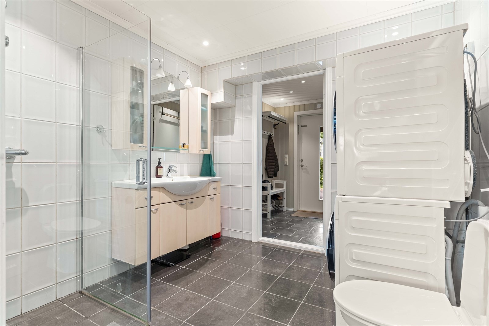 Badet er stort og lyst, og inneholder det du trenger i hverdagen. Galleribilde