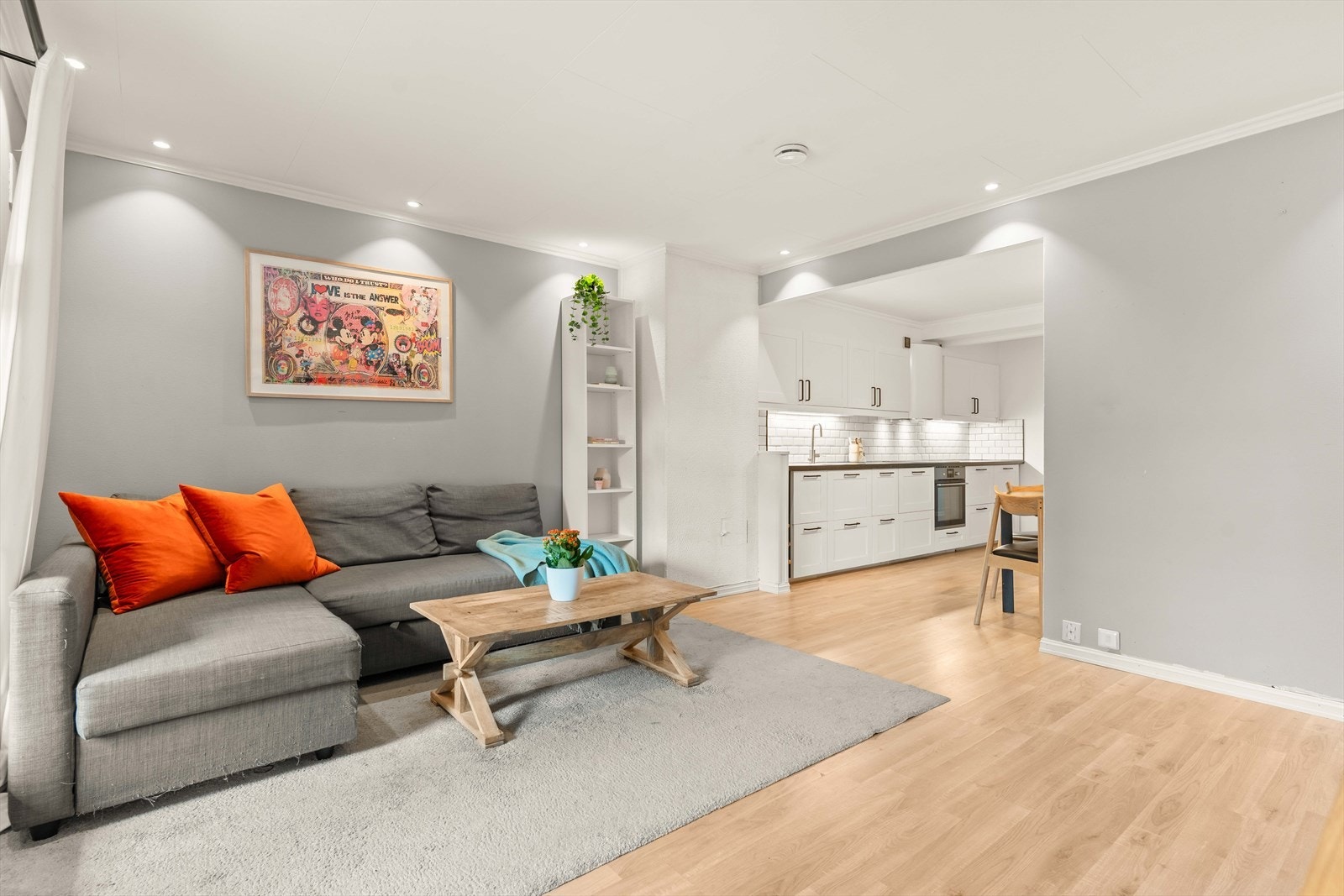 Her er det plass til en raus og romslig sofa med plass til hele familien, i tillegg til TV og tilhørende møblement. Galleribilde