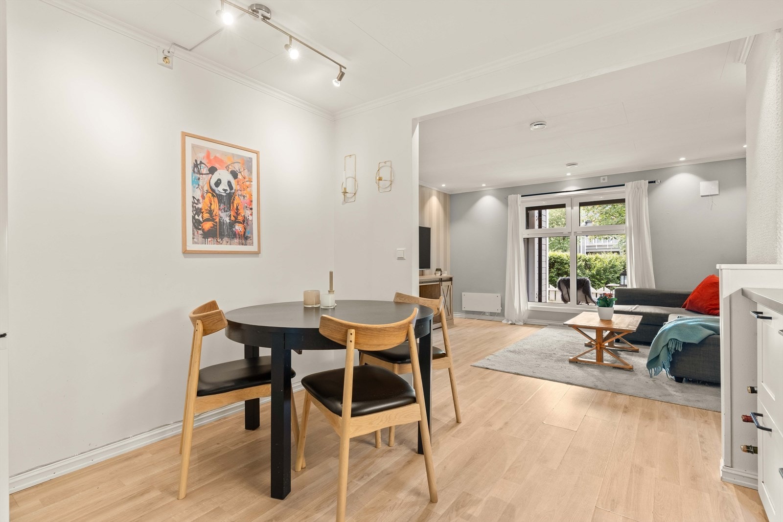 Her er det plass til å innrede med et hyggelig spisebord med plass til familien. Galleribilde