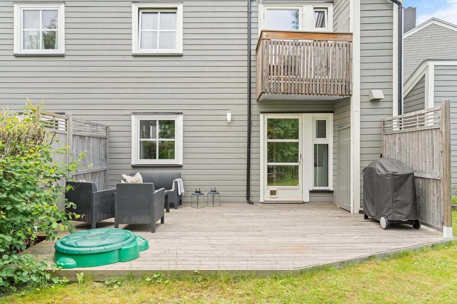 Her er det god plass til å innrede med hagemøbler, grill, beplantning og leker for barna. Galleribilde