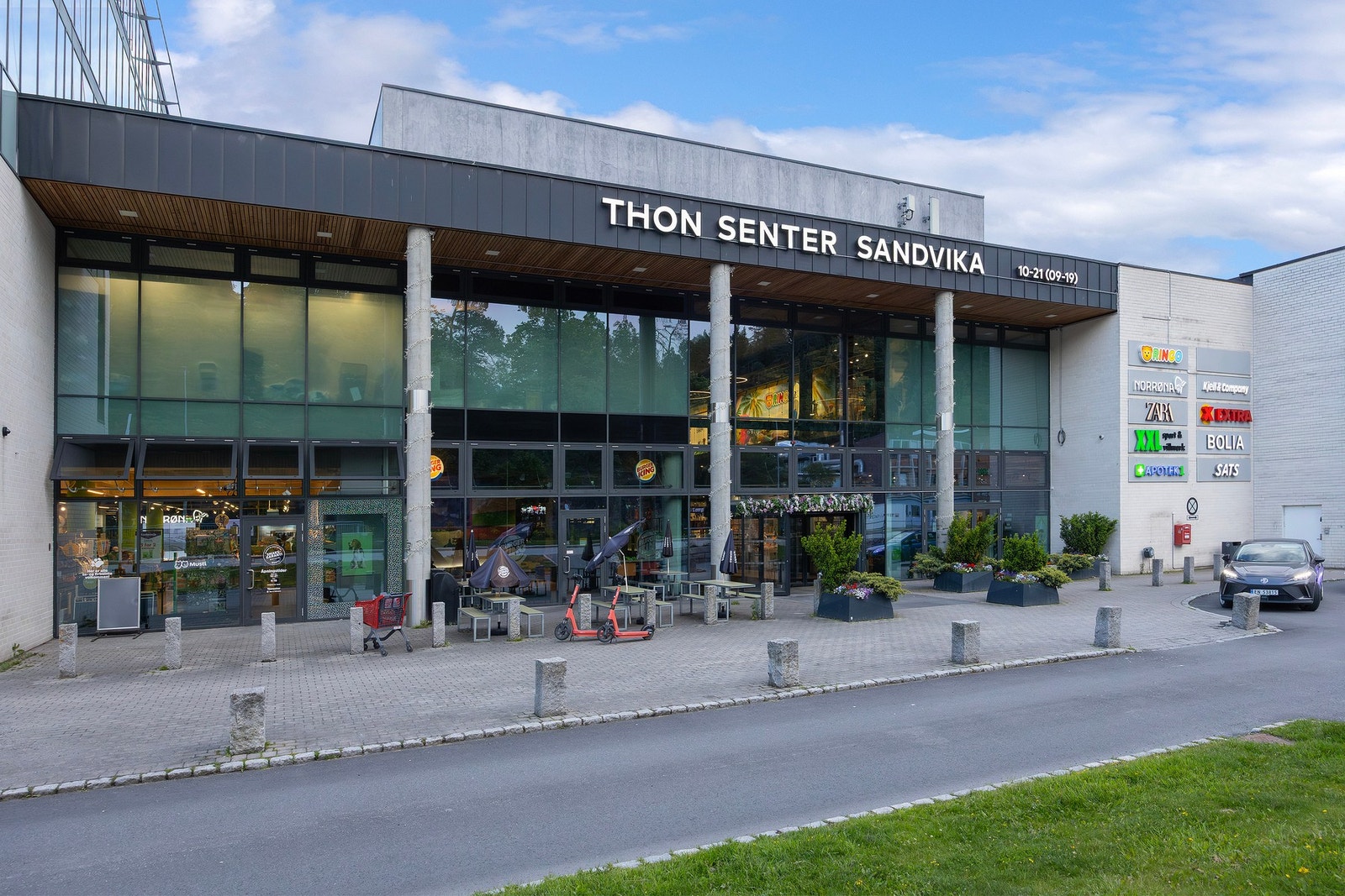 Det er kort vei til Sandvika senter og sentrum med et rikt utvalg av butikker og servicefunksjoner. Galleribilde