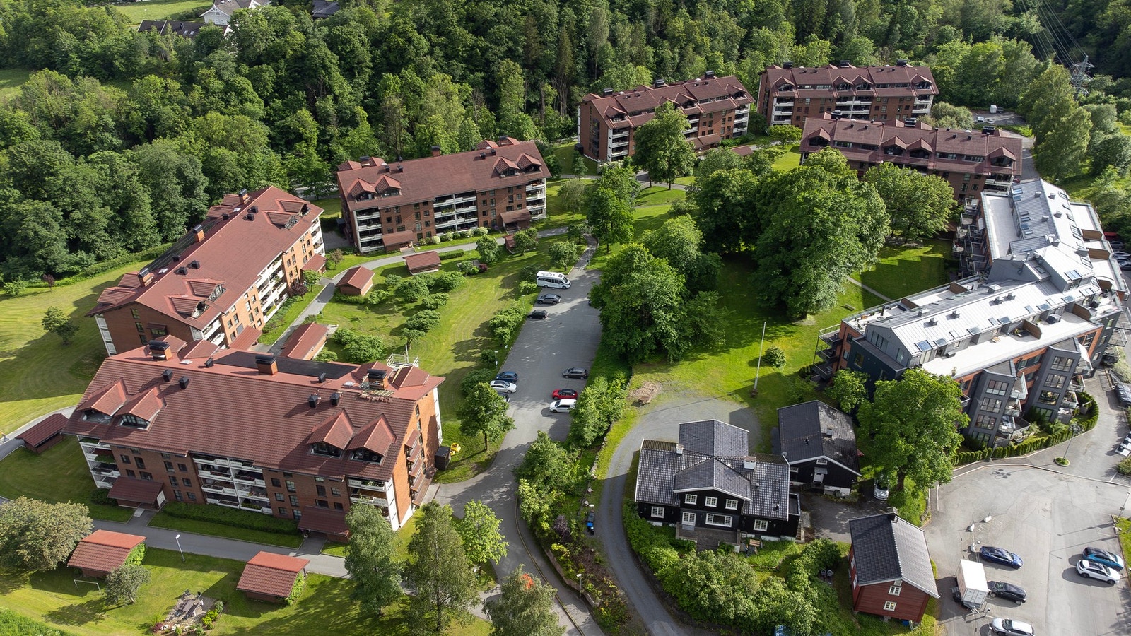 Sameiet Hamang Gård består av 208 leiligheter fordelt på 8 bolighus. Bebyggelsen er regulert på et frittliggende stort parkområde på ca 40 mål. Galleribilde