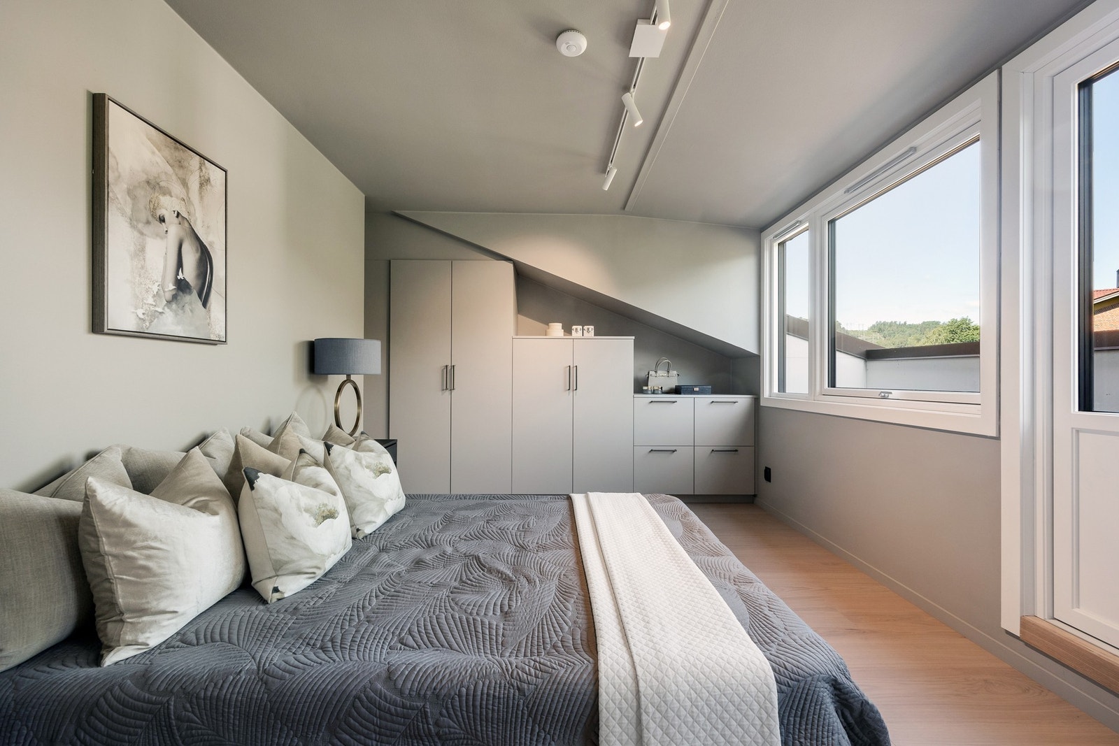 Soverom 1 er lyst og romslig med spesialtilpasset garderobe fra Kvik. Galleribilde