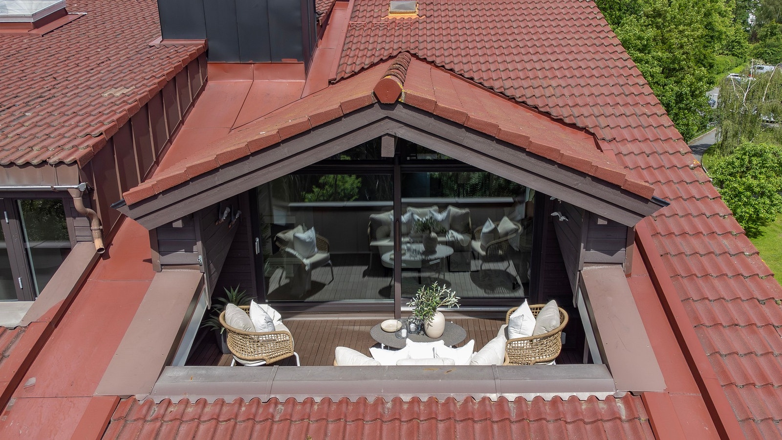 Sydvendt skjermet terrasse som er innfelt i taket. Galleribilde