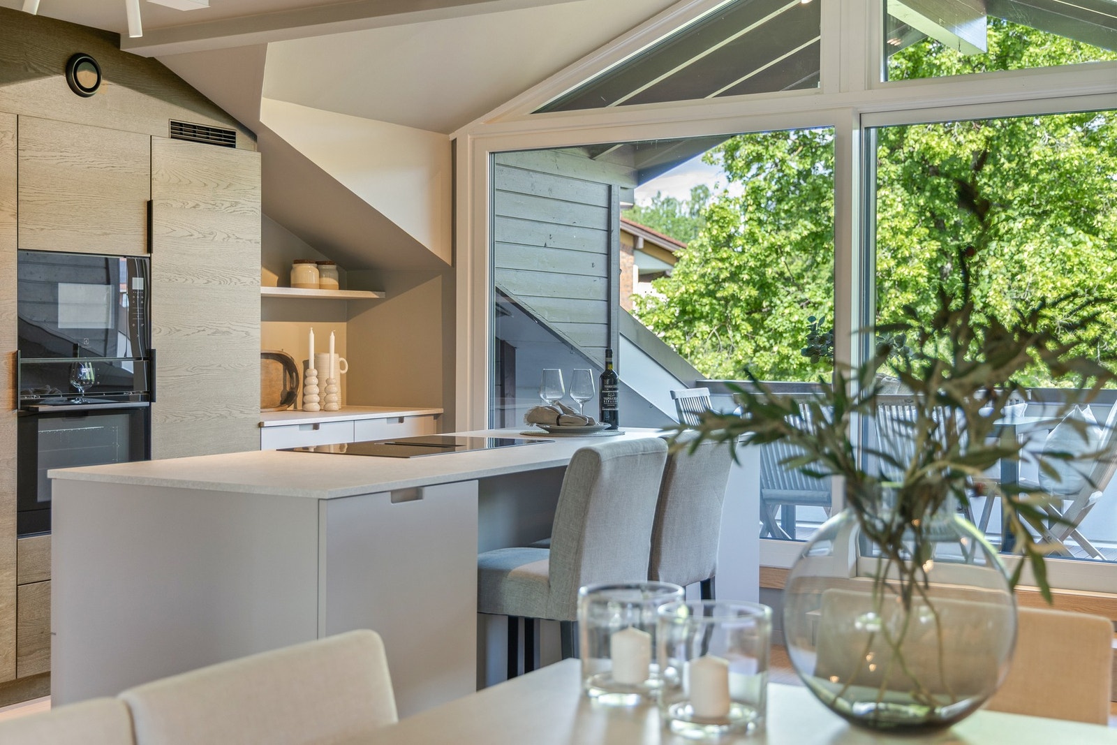 Fra spisestuen mot kjøkkenet og terrasse nummer 2. Galleribilde