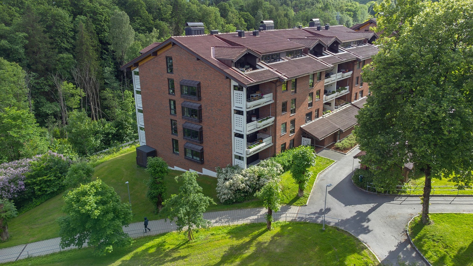 Boenhetene er plassert med lys og luft fra alle sider. Det er tatt hensyn til at leilighetene skal ha maksimalt med sol og utsyn - og minimalt med innsyn. Galleribilde