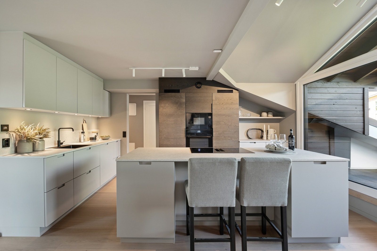 Lekkert kjøkken fra Kvik med integrerte kvalitetshvitevarer fra Electrolux. Helt nytt og ubrukt. Galleribilde