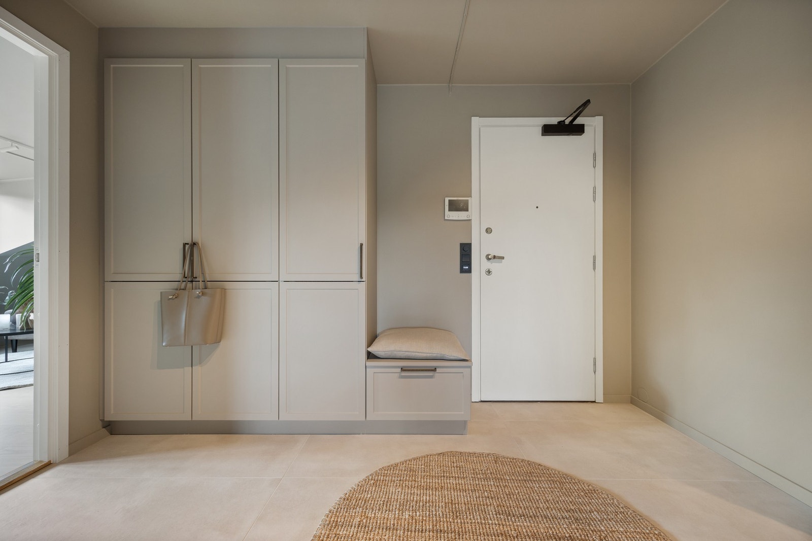 Leiligheten har en lys og romslig entré med spesialtilpasset garderobe fra Kvik med sitteløsning. Galleribilde