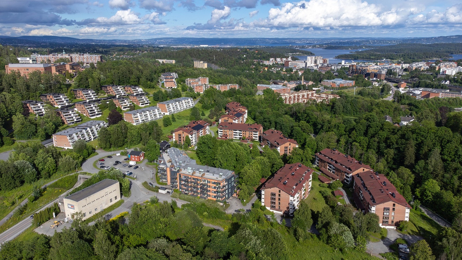 Sameiet med Sandvika og fjorden i bakgrunn. Galleribilde