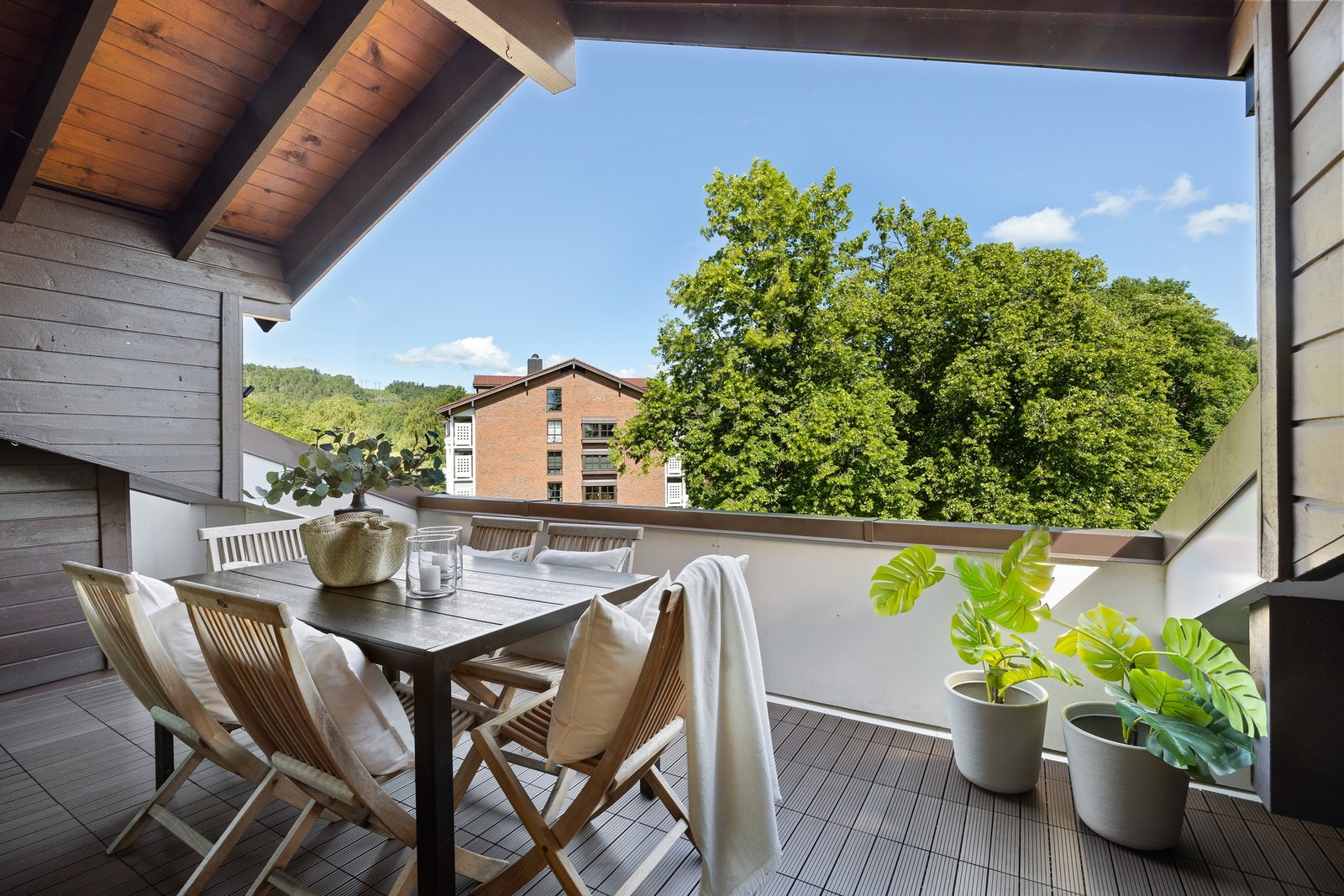Fra kjøkkenet/spisestuen er det utgang til nordvestvendt terrasse på 13,6 m². Galleribilde
