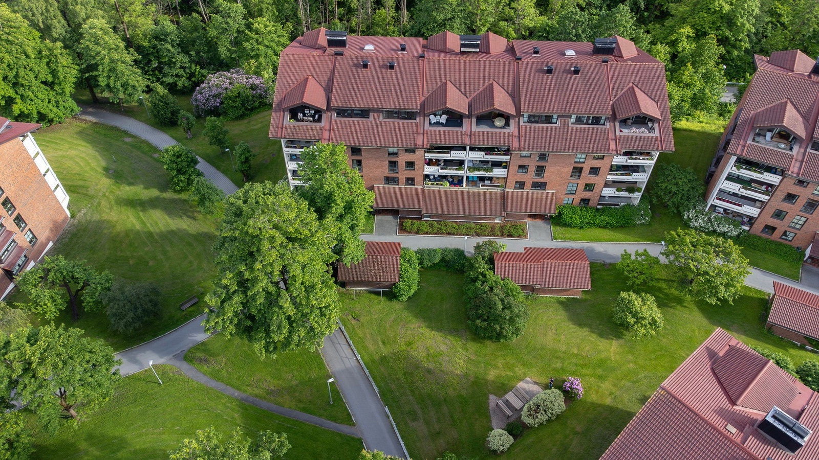 Leiligheten er gjennomgående med terrasse på begge sider som sikrer gode solforhold gjennom dagen. Galleribilde